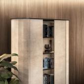vitrin modern elegans szogletes geometrikus nappali butor led vilagos homokszin vitrines ajtos uvegpolcos.jpg